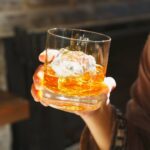 Κερί σόγιας Whiskey Caramel με νότες από καραμέλα, ρούμι, ουίσκι, ανανά, πορτοκάλι, γλυκάνισο, κανέλα, βανίλια, καρύδα και musk. Γλυκό και μεθυστικό.