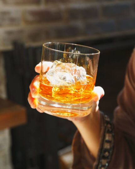 Κερί σόγιας Whiskey Caramel με νότες από καραμέλα, ρούμι, ουίσκι, ανανά, πορτοκάλι, γλυκάνισο, κανέλα, βανίλια, καρύδα και musk. Γλυκό και μεθυστικό.