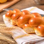Κερί σόγιας Τσουρέκι με μυρωδιά από αυθεντικό πολιτικό τσουρέκι, φτιάχνει τη διάθεση και φέρνει στο μυαλό όμορφες γιορτινές στιγμές.