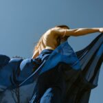 Κερί Σόγιας Light Blue. Ένα φρέσκο και αέρινο άρωμα που αιχμαλωτίζει την αίσθηση του καλοκαιρινού ανέμου. Οι φρουτώδεις νότες μήλου και κέδρου συναντούν το λαμπερό λεμόνι, ενώ το λευκό τριαντάφυλλο, το μπαμπού και το γιασεμί χαρίζουν μια ανάλαφρη, λουλουδένια ισορροπία. Ένα άρωμα καθαρό, κομψό και αναζωογονητικό.