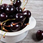Κερί Σόγιας με άρωμα Μαύρο κεράσι. Απόλαυσε τη γλυκιά, φρουτώδη αίσθηση του Μαύρου Κερασιού. Ένα πλούσιο και αισθησιακό άρωμα που γεμίζει τον χώρο με ζωντάνια και φρεσκάδα, ξυπνώντας τις αισθήσεις. Ιδανικό για ρομαντική ατμόσφαιρα ή στιγμές χαλάρωσης με μια πινελιά πολυτέλειας.