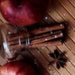 Κερί Σόγιας Μήλο & Κανέλα. Άλλο ένα αγαπημένο χειμωνιάτικο άρωμα. Νότες από μήλο, λεμόνι, κανέλα, γαρύφαλλο και βιολέτα. Ζεστό και απολαυστικό.