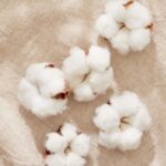 Κερί Σόγιας με άρωμα Soft Cotton. Φρέσκο και απαλό λουλουδένιο άρωμα που θυμίζει καθαρά, φρέσκα, λευκά, βαμβακερά ρούχα.