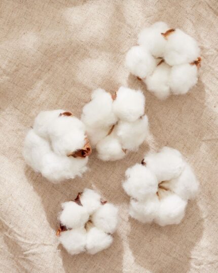 Κερί Σόγιας με άρωμα Soft Cotton. Φρέσκο και απαλό λουλουδένιο άρωμα που θυμίζει καθαρά, φρέσκα, λευκά, βαμβακερά ρούχα.