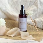 Το Fabric Mist Keraki είναι ένα αρωματικό σπρέι υφασμάτων που χαρίζει αίσθηση καθαριότητας και φρεσκάδας σε κάθε χώρο. Ψεκάζεται εύκολα σε υφάσματα όπως σεντόνια, κουρτίνες, μαξιλάρια, ριχτάρια, καναπέδες και ντουλάπες, αφήνοντας ένα διακριτικό και ευχάριστο άρωμα.