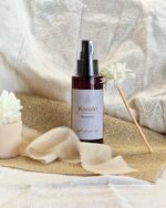 Το Fabric Mist Keraki είναι ένα αρωματικό σπρέι υφασμάτων που χαρίζει αίσθηση καθαριότητας και φρεσκάδας σε κάθε χώρο. Ψεκάζεται εύκολα σε υφάσματα όπως σεντόνια, κουρτίνες, μαξιλάρια, ριχτάρια, καναπέδες και ντουλάπες, αφήνοντας ένα διακριτικό και ευχάριστο άρωμα.
