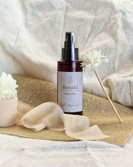 Το Fabric Mist Keraki είναι ένα αρωματικό σπρέι υφασμάτων που χαρίζει αίσθηση καθαριότητας και φρεσκάδας σε κάθε χώρο. Ψεκάζεται εύκολα σε υφάσματα όπως σεντόνια, κουρτίνες, μαξιλάρια, ριχτάρια, καναπέδες και ντουλάπες, αφήνοντας ένα διακριτικό και ευχάριστο άρωμα.