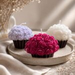 Το αρωματικό κερί σόγιας cupcake με τριαντάφυλλα είναι μια ιδιαίτερη χειροποίητη δημιουργία που ξεχωρίζει με την πρώτη ματιά. Το σχέδιό του συνδυάζει τη γλυκιά αισθητική ενός cupcake με την κομψότητα των τριαντάφυλλων, δημιουργώντας ένα αρωματικό δώρο που είναι ταυτόχρονα διακοσμητικό και ξεχωριστό. Είναι ιδανικό για δασκάλα, δάσκαλο, γιορτές, γενέθλια ή οποιαδήποτε στιγμή θέλετε να προσφέρετε κάτι όμορφο και προσεγμένο.